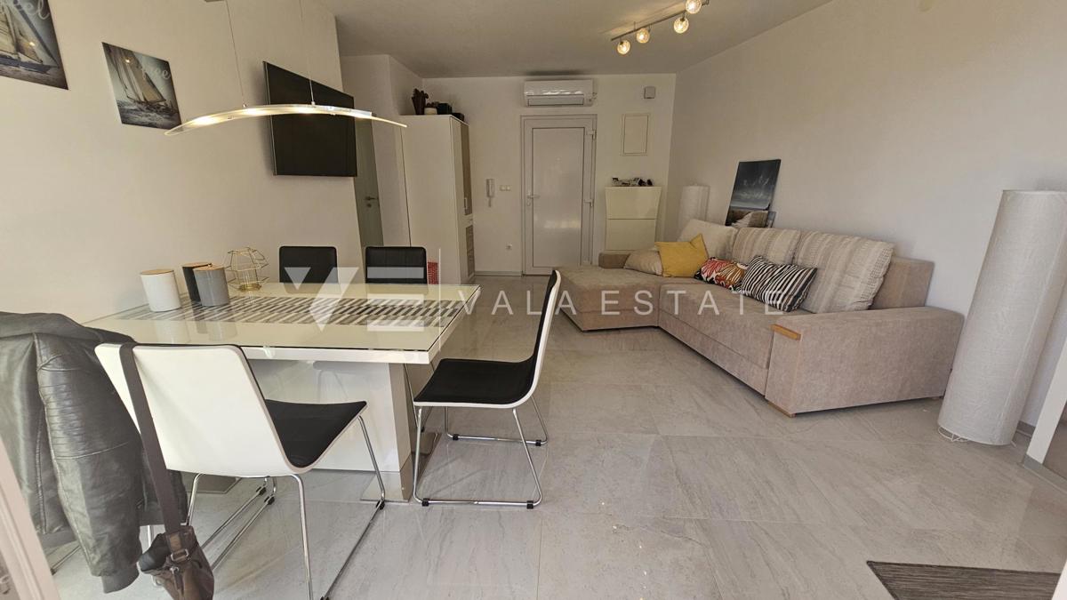 PRITLIČNI APARTMA Z VRTOM IN POGLEDOM NA MORJE