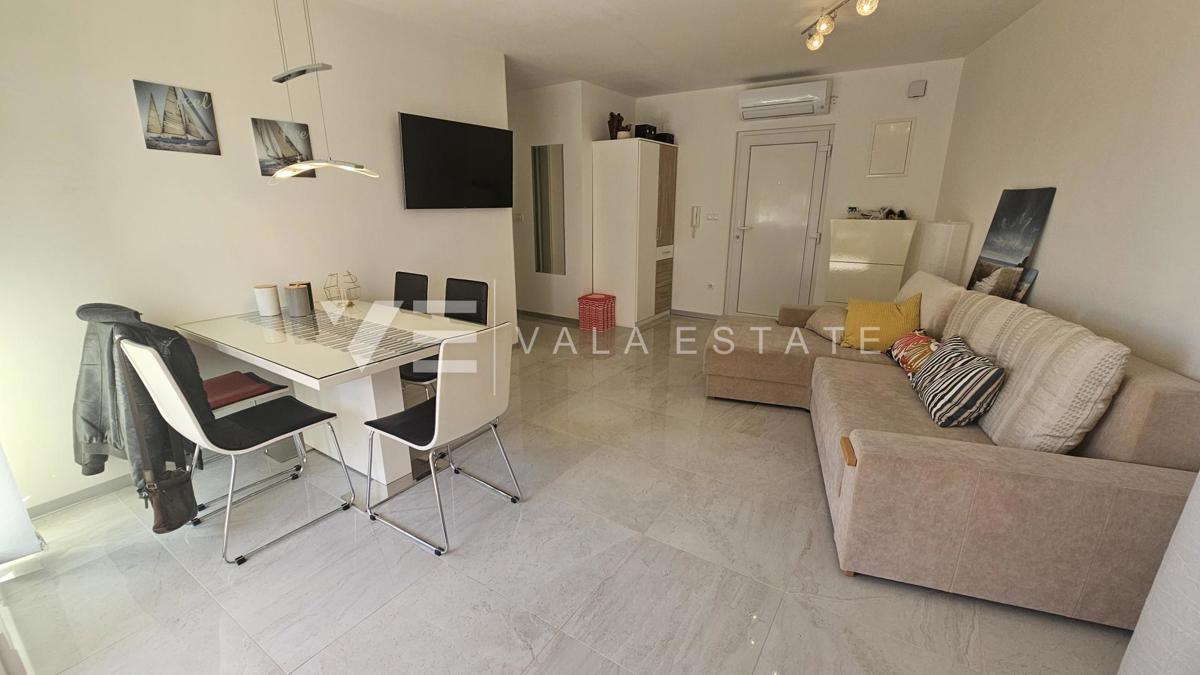 PRITLIČNI APARTMA Z VRTOM IN POGLEDOM NA MORJE