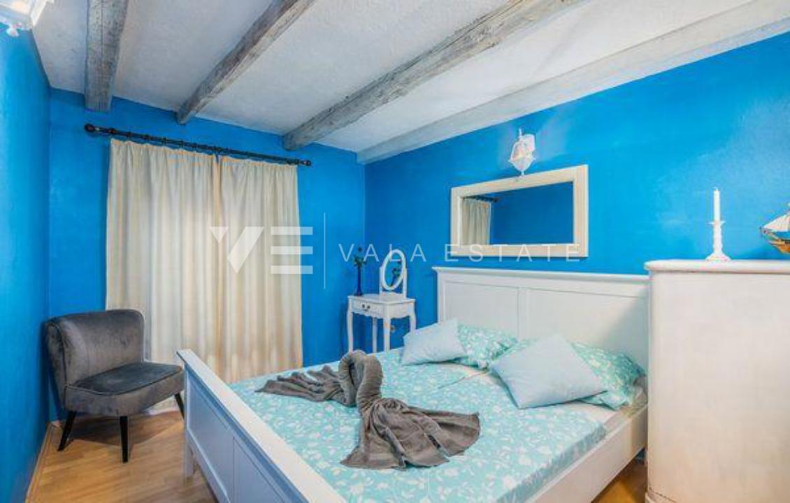 DVE KAMNITI HIŠI Z BAZENOM NA MIRNI LOKACIJI