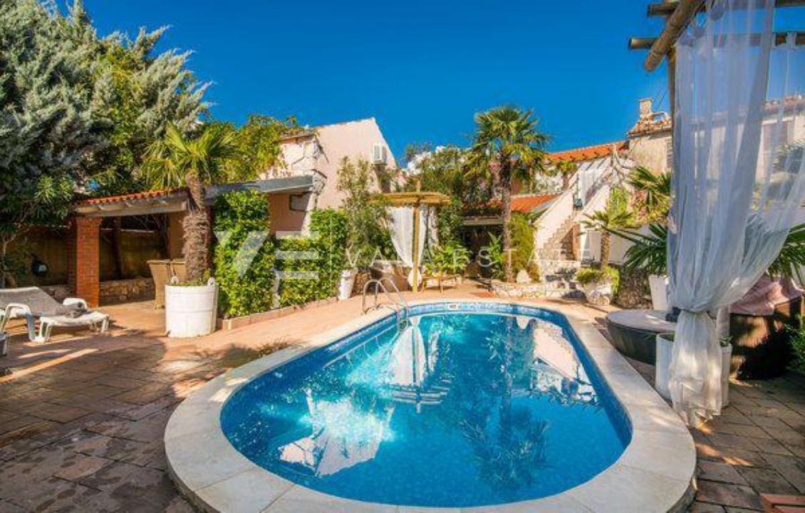 DVE KAMNITI HIŠI Z BAZENOM NA MIRNI LOKACIJI