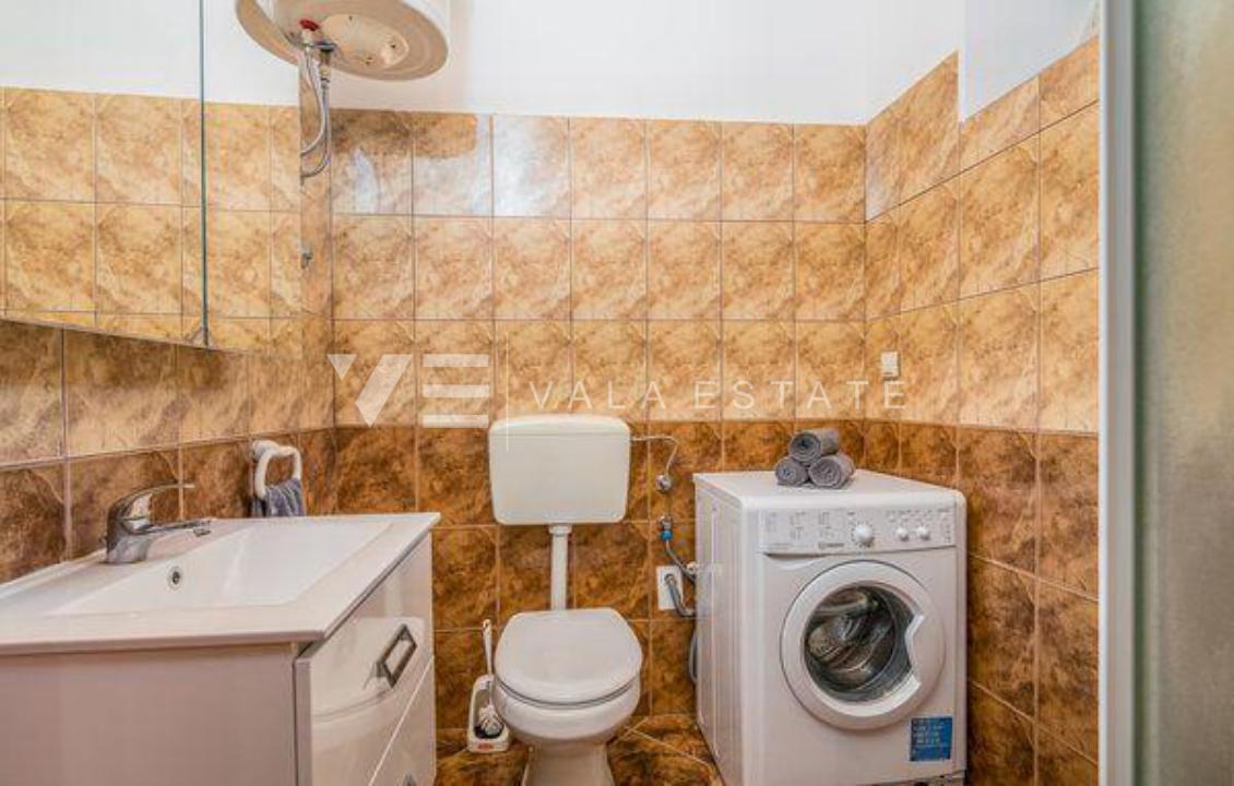 DVE KAMNITI HIŠI Z BAZENOM NA MIRNI LOKACIJI