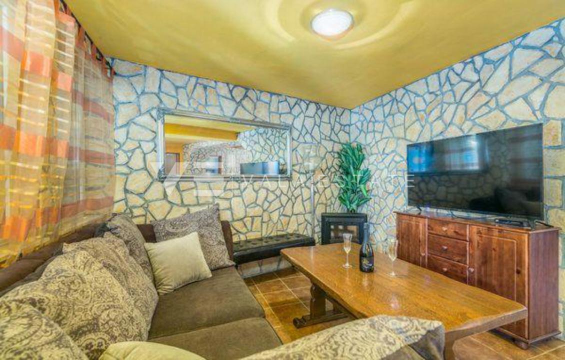 DVE KAMNITI HIŠI Z BAZENOM NA MIRNI LOKACIJI