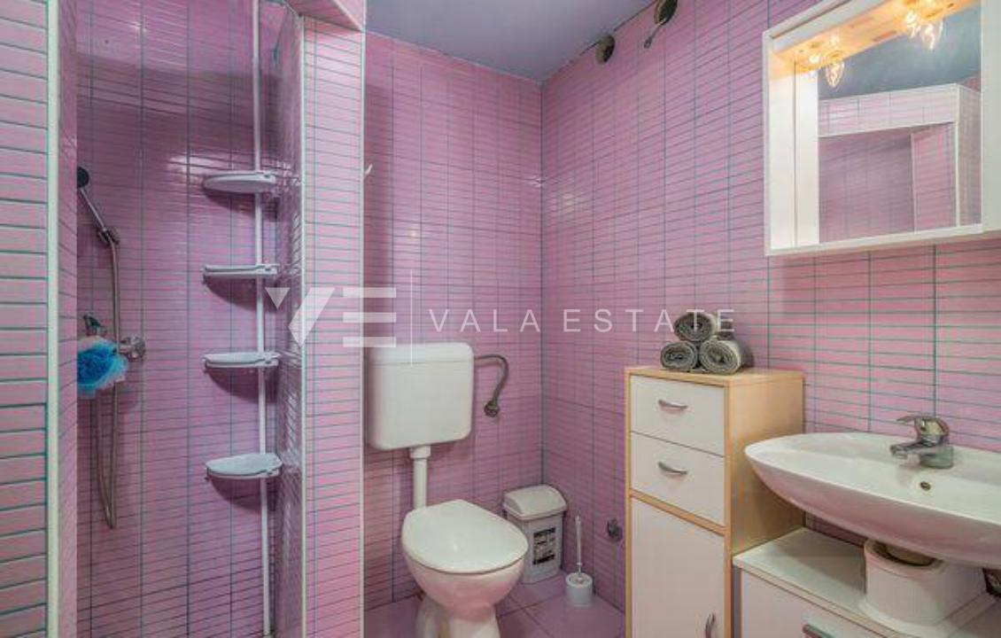 DVE KAMNITI HIŠI Z BAZENOM NA MIRNI LOKACIJI