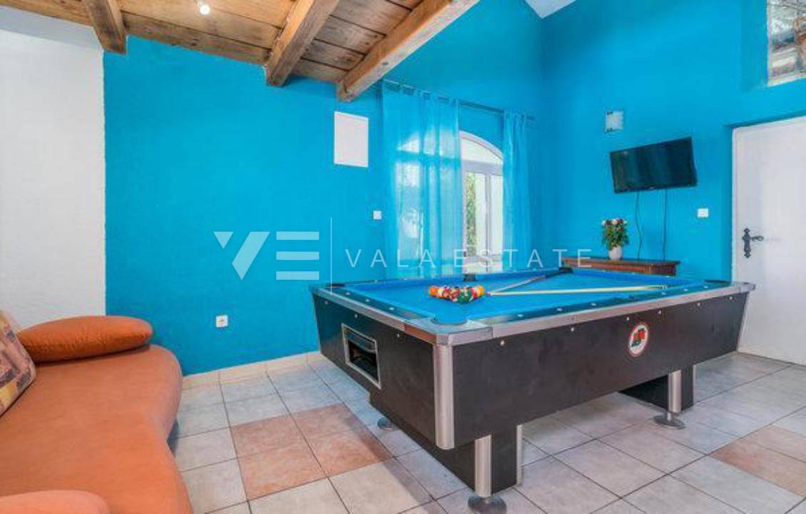 DVE KAMNITI HIŠI Z BAZENOM NA MIRNI LOKACIJI