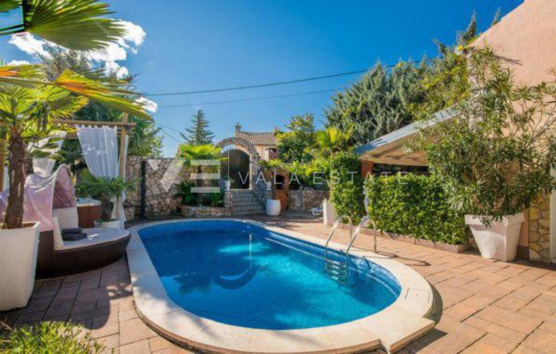 DVE KAMNITI HIŠI Z BAZENOM NA MIRNI LOKACIJI