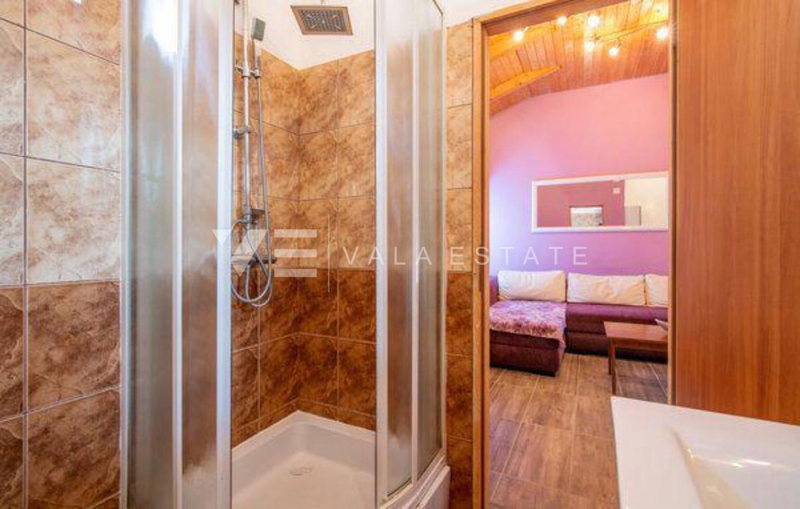 DVE KAMNITI HIŠI Z BAZENOM NA MIRNI LOKACIJI