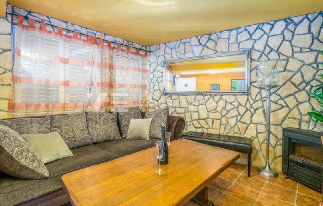 DVE KAMNITI HIŠI Z BAZENOM NA MIRNI LOKACIJI