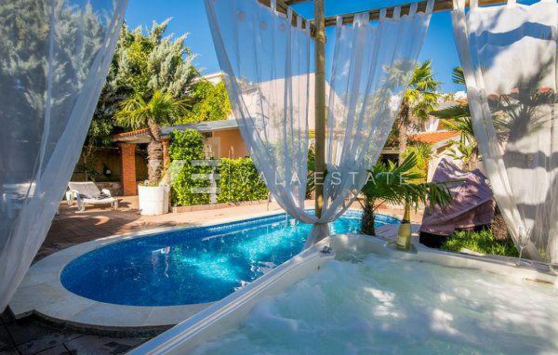 DVE KAMNITI HIŠI Z BAZENOM NA MIRNI LOKACIJI