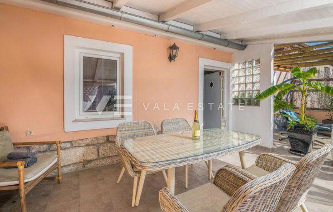 DVE KAMNITI HIŠI Z BAZENOM NA MIRNI LOKACIJI