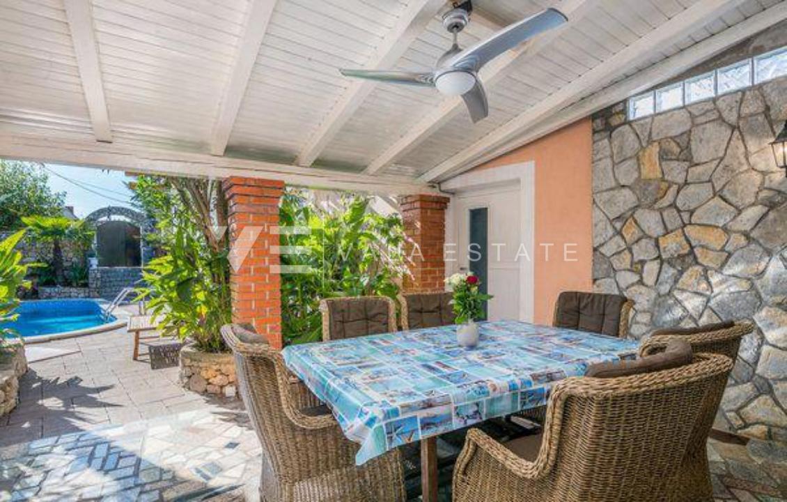 DVE KAMNITI HIŠI Z BAZENOM NA MIRNI LOKACIJI