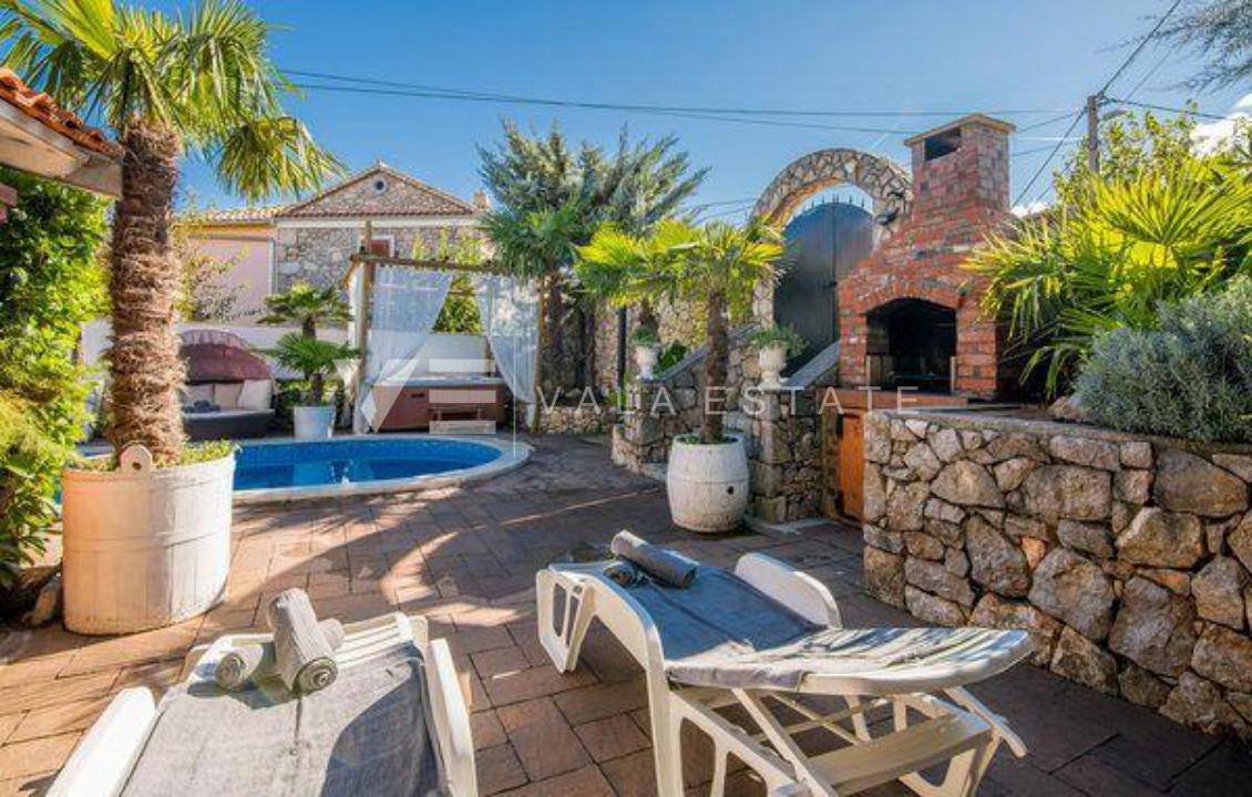 DVE KAMNITI HIŠI Z BAZENOM NA MIRNI LOKACIJI