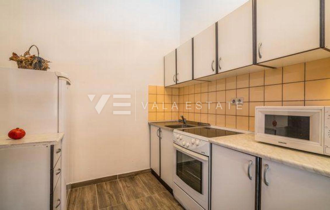 DVE KAMNITI HIŠI Z BAZENOM NA MIRNI LOKACIJI