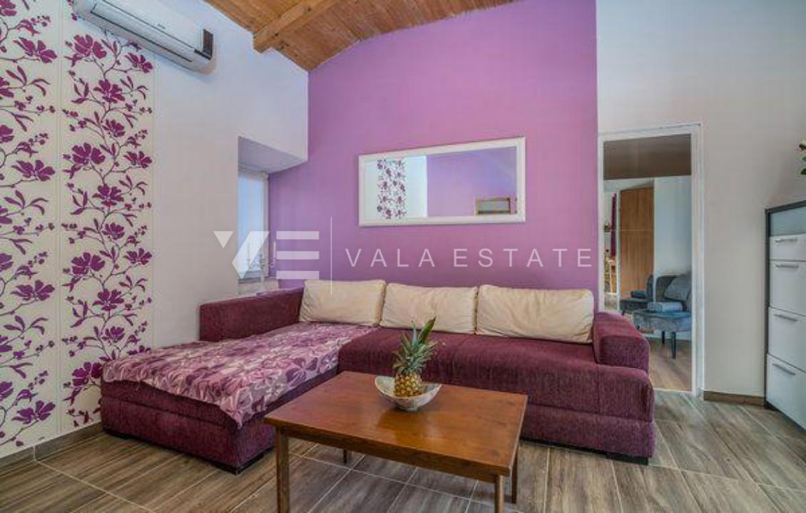 DVE KAMNITI HIŠI Z BAZENOM NA MIRNI LOKACIJI