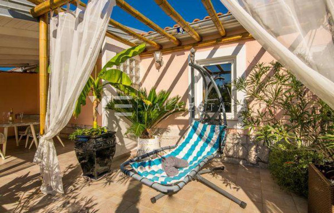 DVE KAMNITI HIŠI Z BAZENOM NA MIRNI LOKACIJI