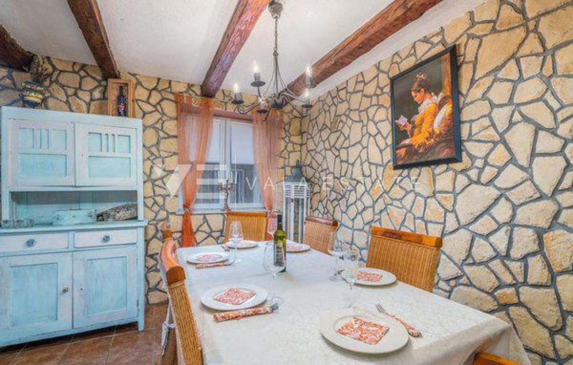 DVE KAMNITI HIŠI Z BAZENOM NA MIRNI LOKACIJI