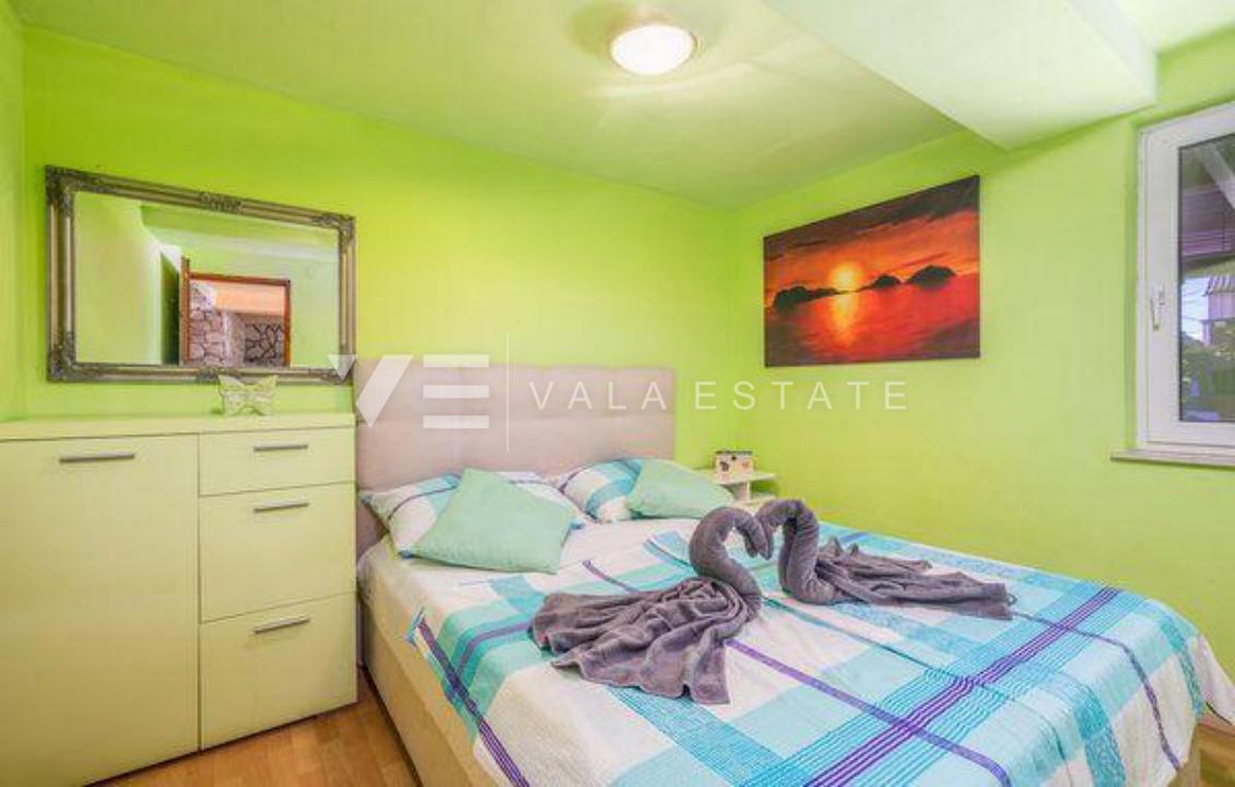 DVE KAMNITI HIŠI Z BAZENOM NA MIRNI LOKACIJI