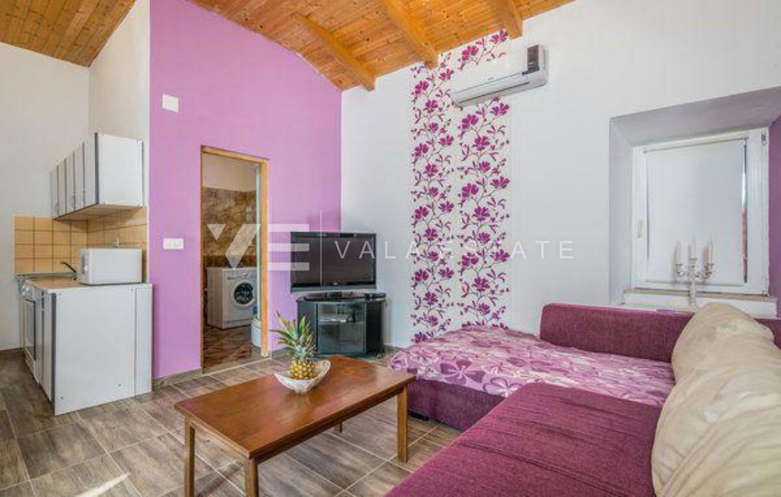 DVE KAMNITI HIŠI Z BAZENOM NA MIRNI LOKACIJI