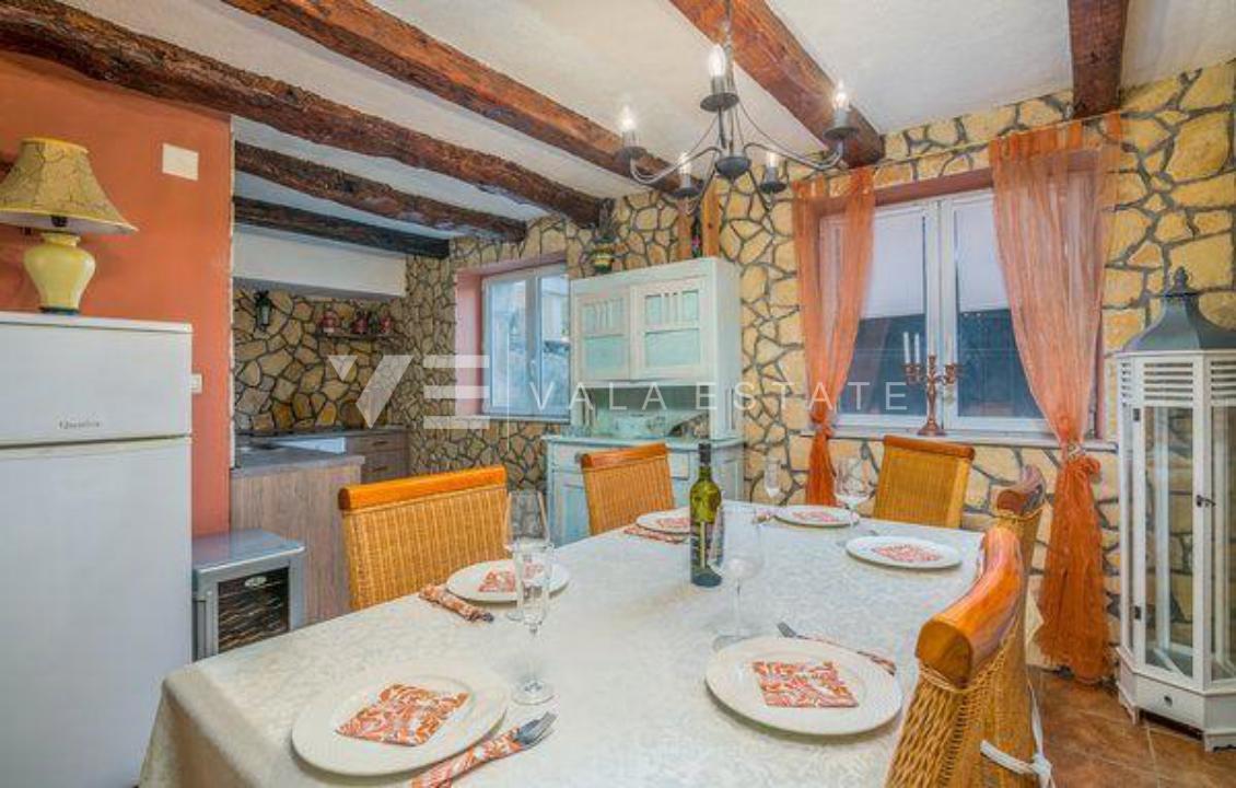 DVE KAMNITI HIŠI Z BAZENOM NA MIRNI LOKACIJI