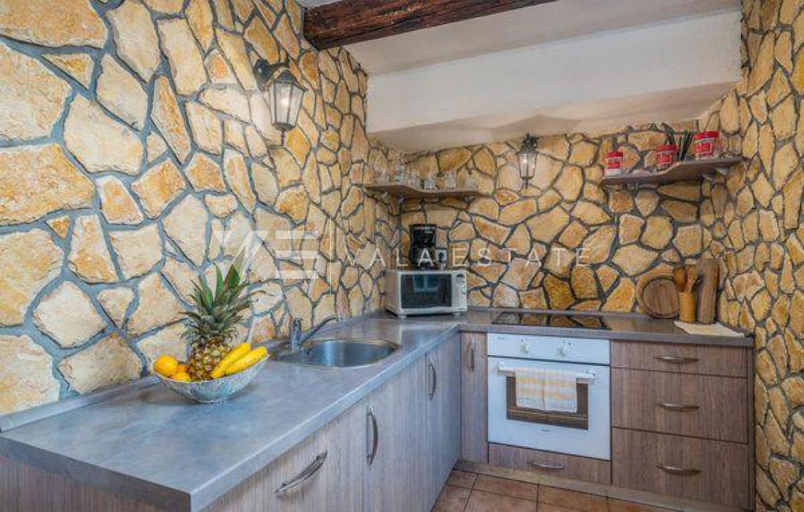 DVE KAMNITI HIŠI Z BAZENOM NA MIRNI LOKACIJI