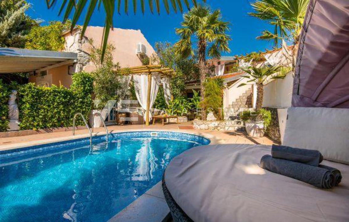 DVE KAMNITI HIŠI Z BAZENOM NA MIRNI LOKACIJI