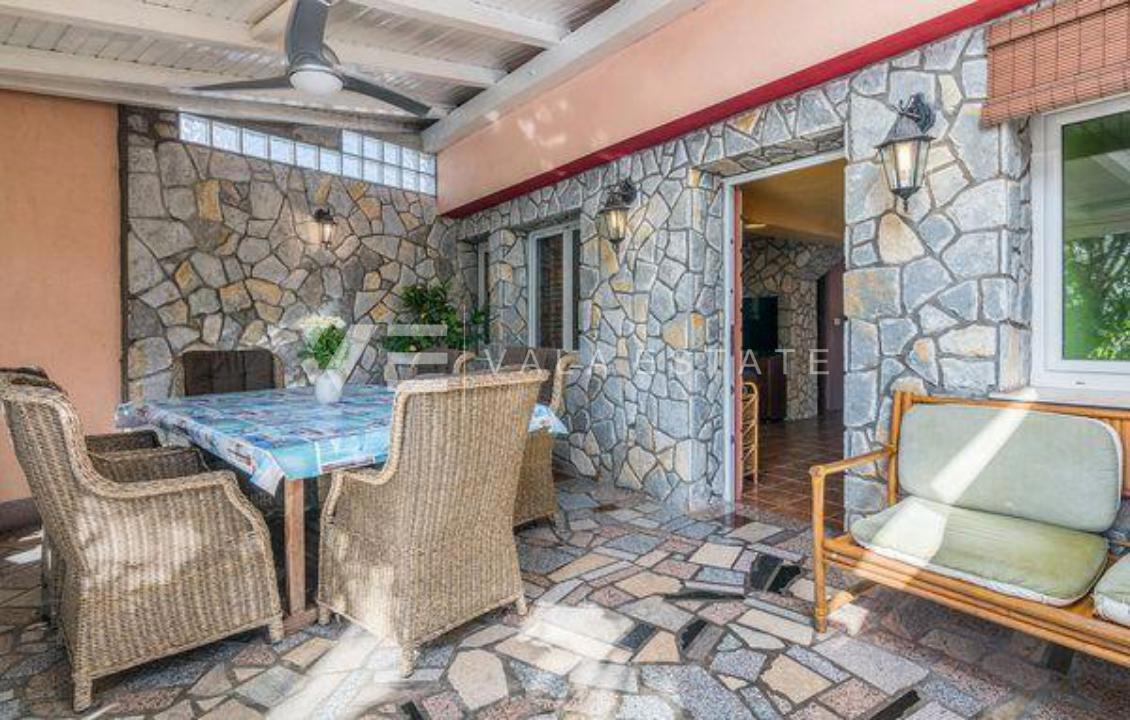 DVE KAMNITI HIŠI Z BAZENOM NA MIRNI LOKACIJI