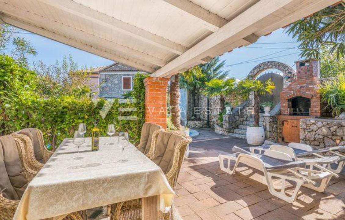 DVE KAMNITI HIŠI Z BAZENOM NA MIRNI LOKACIJI