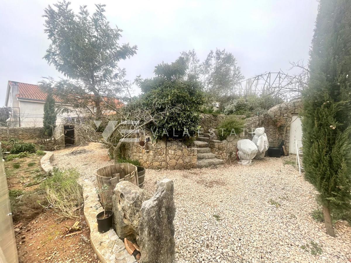 SAMOSTOJNA HIŠA Z VELIKIM VRTOM NA MIRNI LOKACIJI