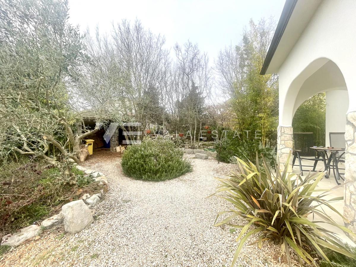 SAMOSTOJNA HIŠA Z VELIKIM VRTOM NA MIRNI LOKACIJI