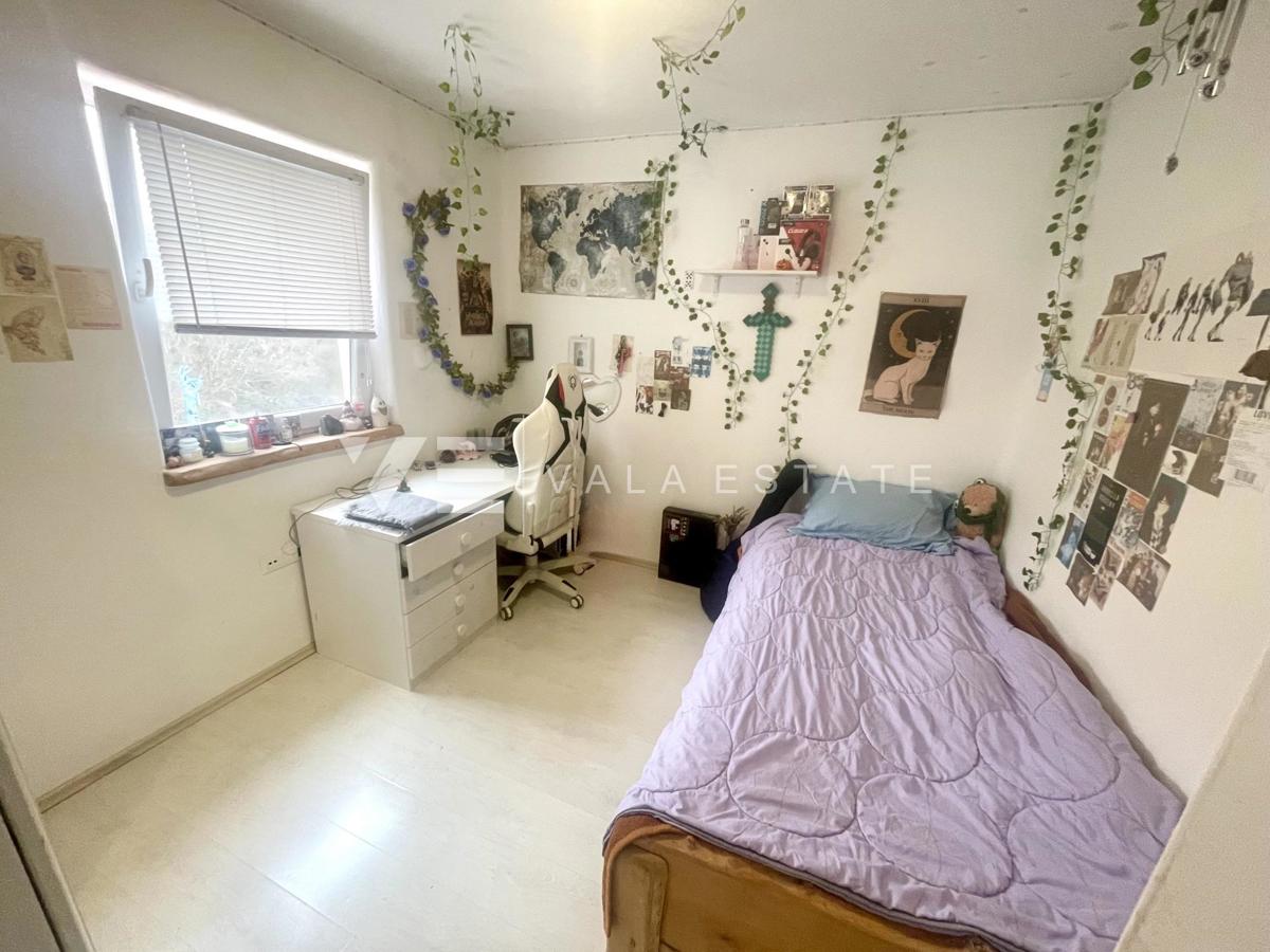 SAMOSTOJNA HIŠA Z VELIKIM VRTOM NA MIRNI LOKACIJI