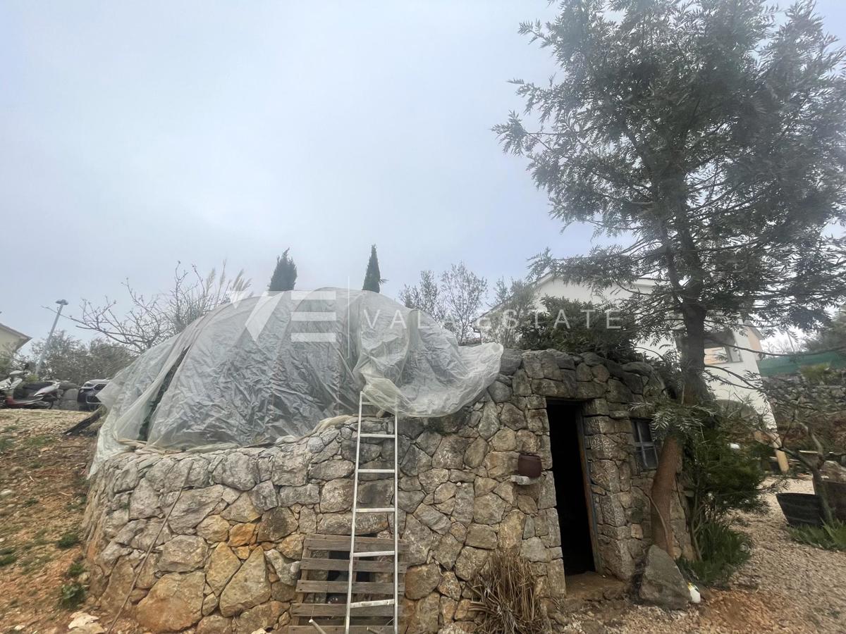 SAMOSTOJNA HIŠA Z VELIKIM VRTOM NA MIRNI LOKACIJI