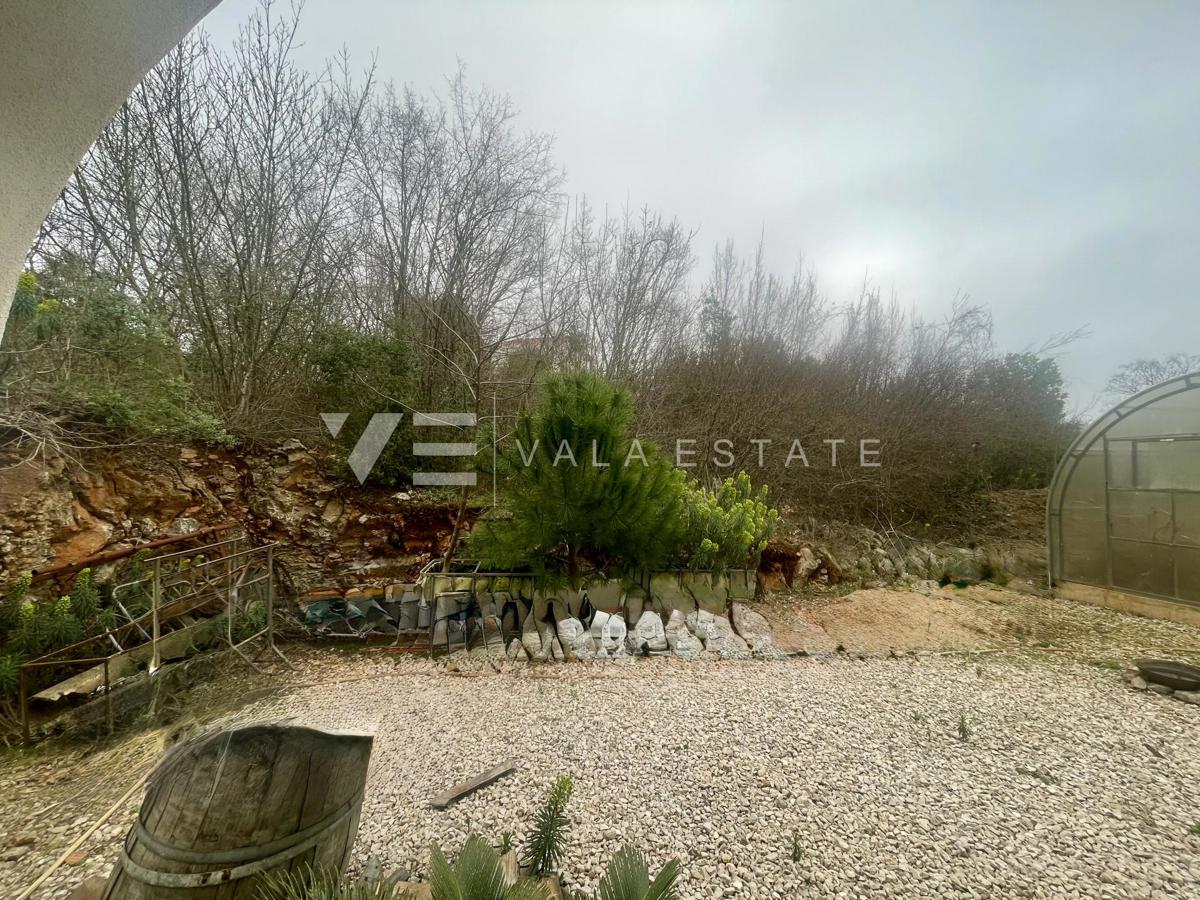 SAMOSTOJNA HIŠA Z VELIKIM VRTOM NA MIRNI LOKACIJI