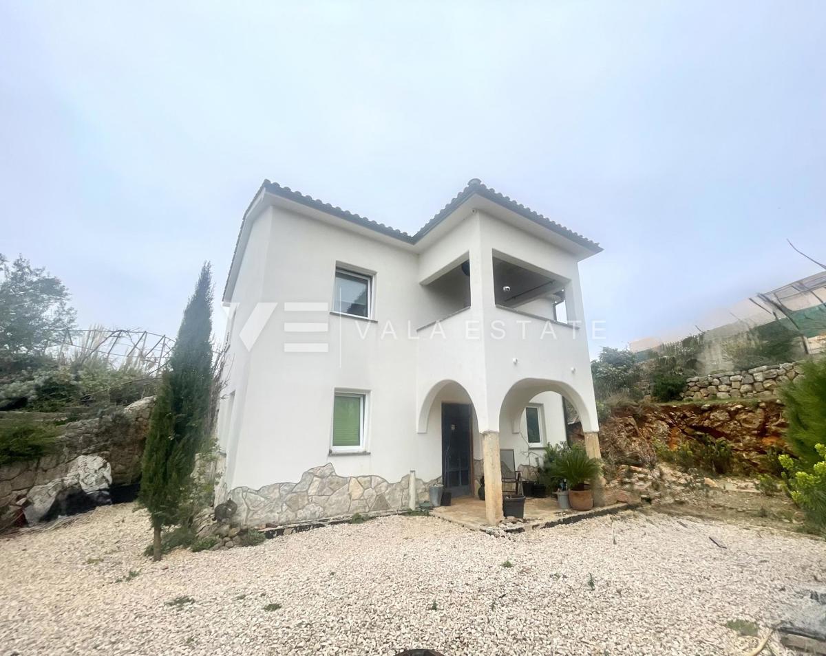 SAMOSTOJNA HIŠA Z VELIKIM VRTOM NA MIRNI LOKACIJI