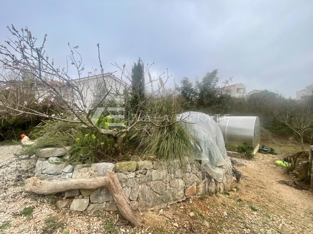 SAMOSTOJNA HIŠA Z VELIKIM VRTOM NA MIRNI LOKACIJI