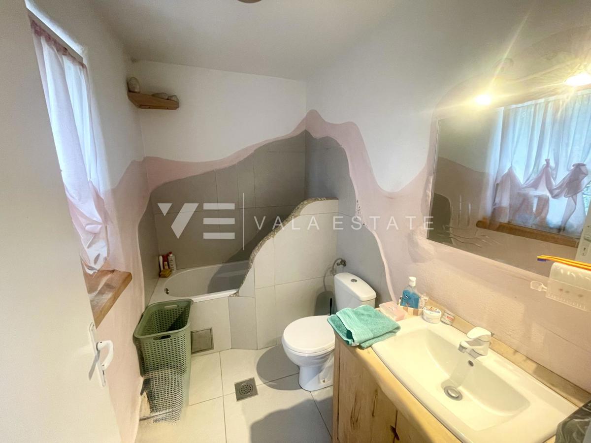 SAMOSTOJNA HIŠA Z VELIKIM VRTOM NA MIRNI LOKACIJI