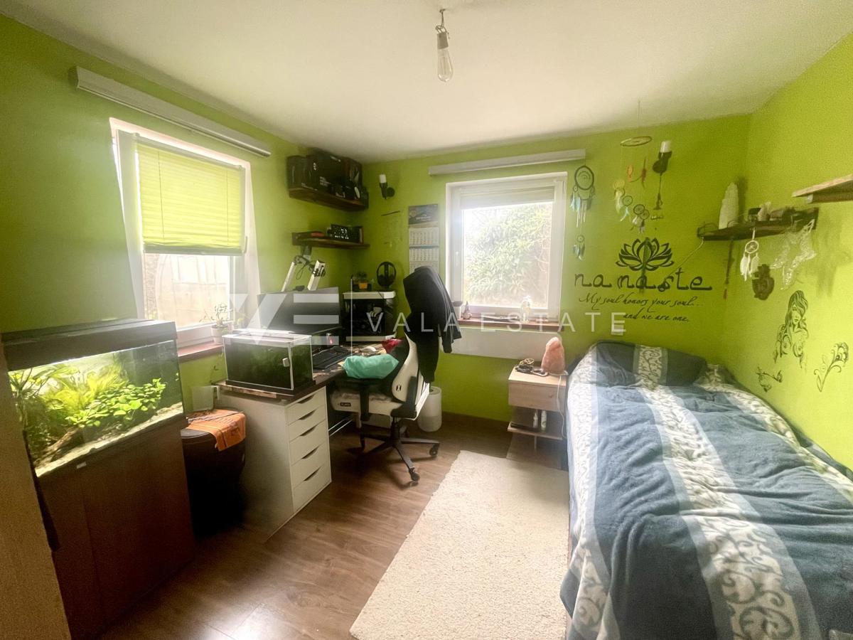 SAMOSTOJNA HIŠA Z VELIKIM VRTOM NA MIRNI LOKACIJI