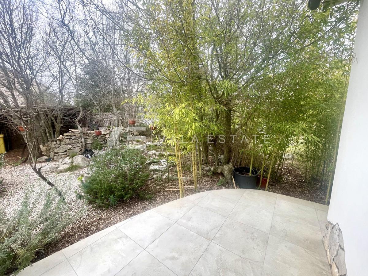 SAMOSTOJNA HIŠA Z VELIKIM VRTOM NA MIRNI LOKACIJI