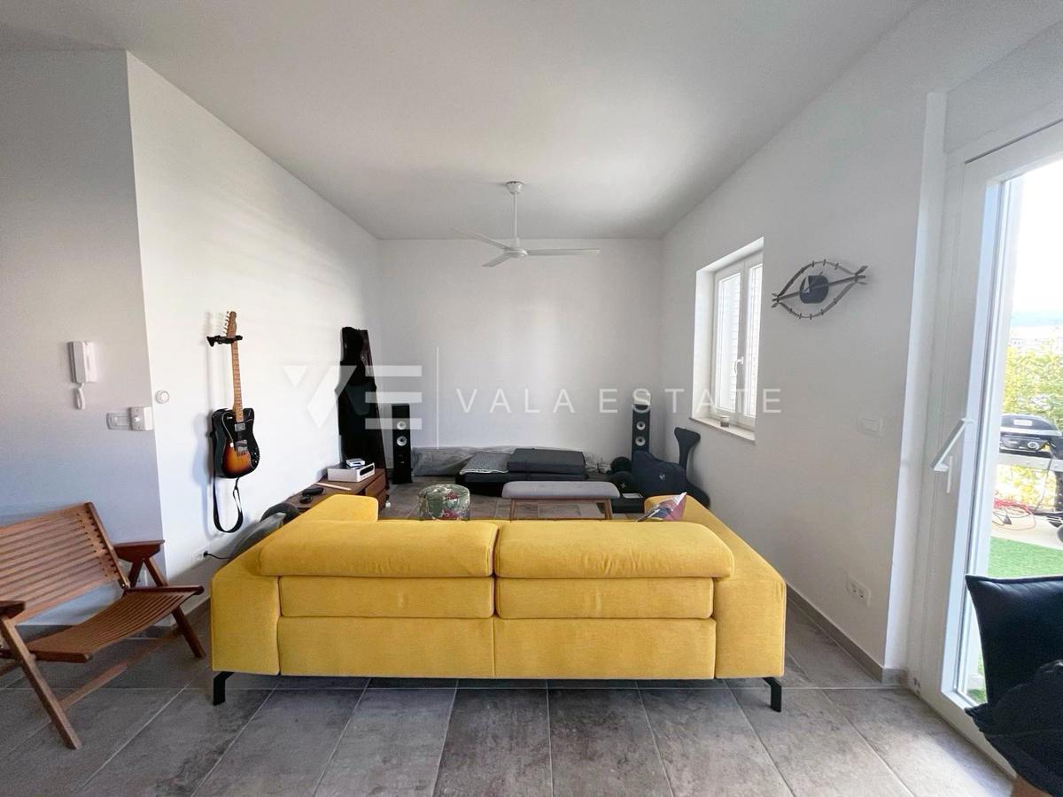 MODERNI PRITLIČNI APARTMA Z VRTOM NA MIRNI LOKACIJI