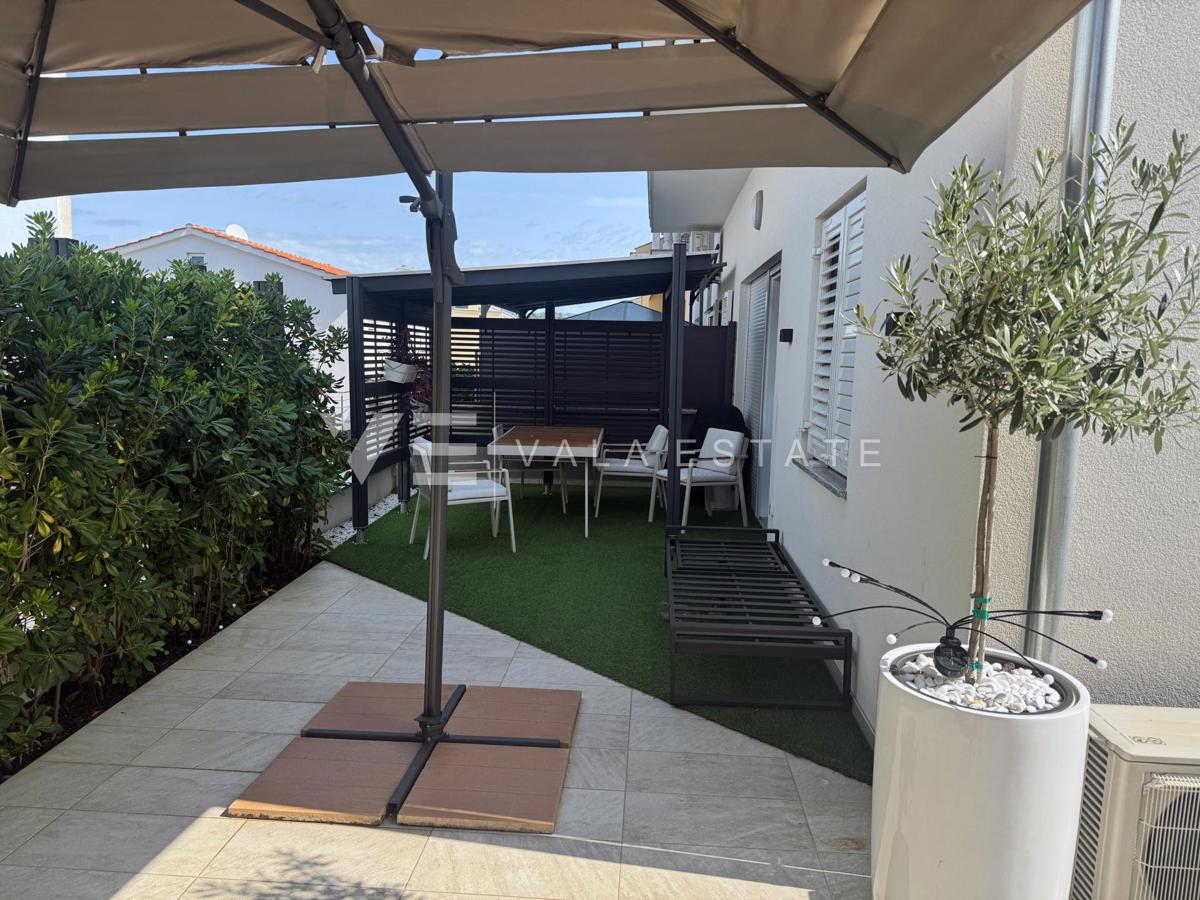 MODERNI PRITLIČNI APARTMA Z VRTOM NA MIRNI LOKACIJI