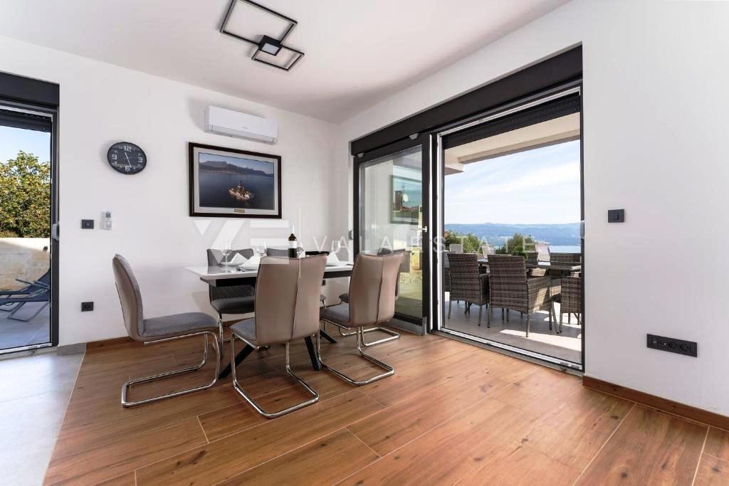 MODERNA HIŠA Z DVEMA DVONADSTROPNIMA STANOVANJEMA IN POGLEDOM NA MORJE