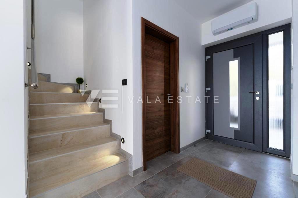 MODERNA HIŠA Z DVEMA DVONADSTROPNIMA STANOVANJEMA IN POGLEDOM NA MORJE