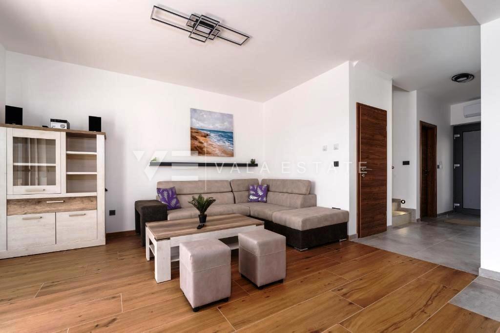 MODERNA HIŠA Z DVEMA DVONADSTROPNIMA STANOVANJEMA IN POGLEDOM NA MORJE