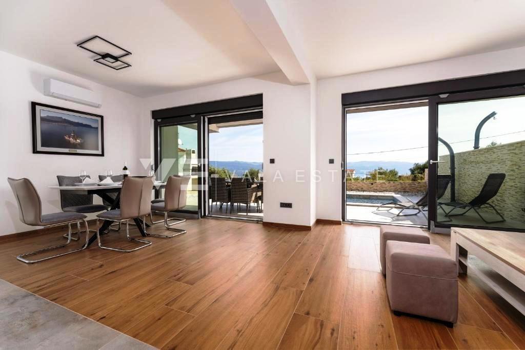 MODERNA HIŠA Z DVEMA DVONADSTROPNIMA STANOVANJEMA IN POGLEDOM NA MORJE