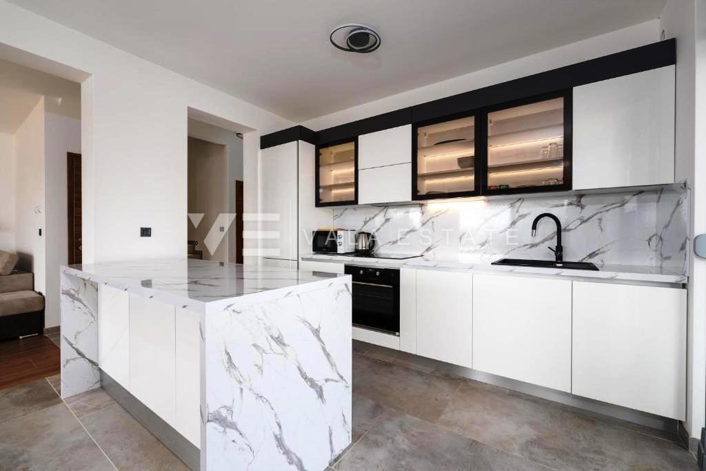 MODERNA HIŠA Z DVEMA DVONADSTROPNIMA STANOVANJEMA IN POGLEDOM NA MORJE