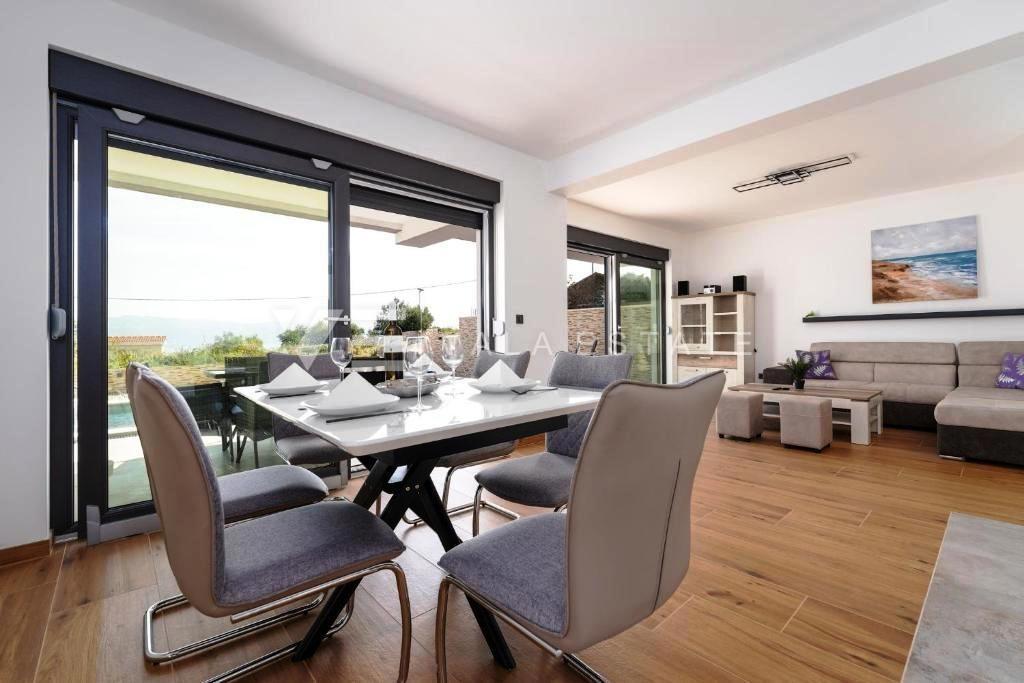 MODERNA HIŠA Z DVEMA DVONADSTROPNIMA STANOVANJEMA IN POGLEDOM NA MORJE