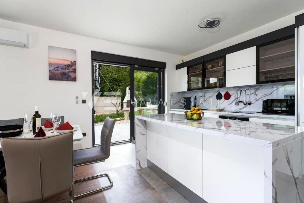 MODERNA HIŠA Z DVEMA DVONADSTROPNIMA STANOVANJEMA IN POGLEDOM NA MORJE