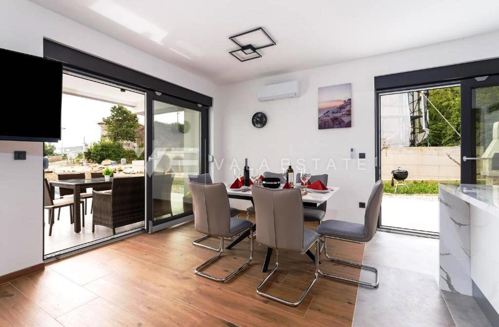 MODERNA HIŠA Z DVEMA DVONADSTROPNIMA STANOVANJEMA IN POGLEDOM NA MORJE