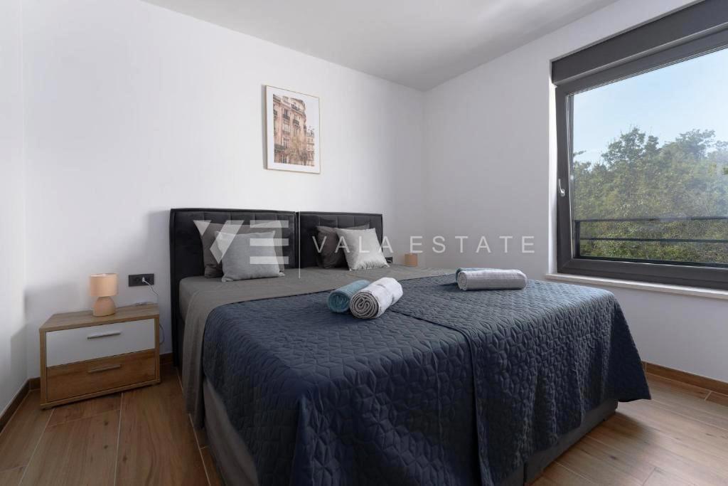 MODERNA HIŠA Z DVEMA DVONADSTROPNIMA STANOVANJEMA IN POGLEDOM NA MORJE