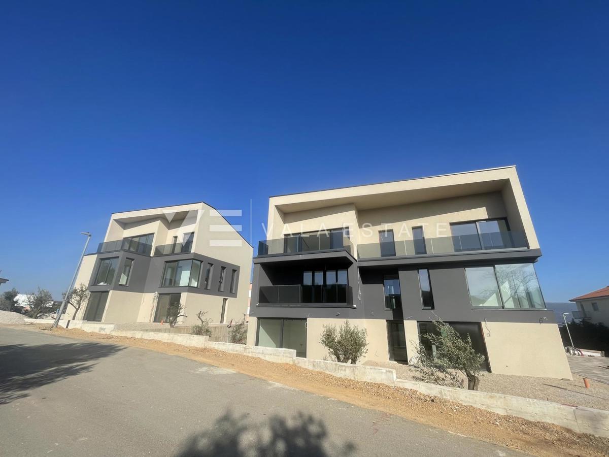 LUKSUZNI PENTHOUSE APARTMA S ČUDOVITIM POGLEDOM NA MORJE