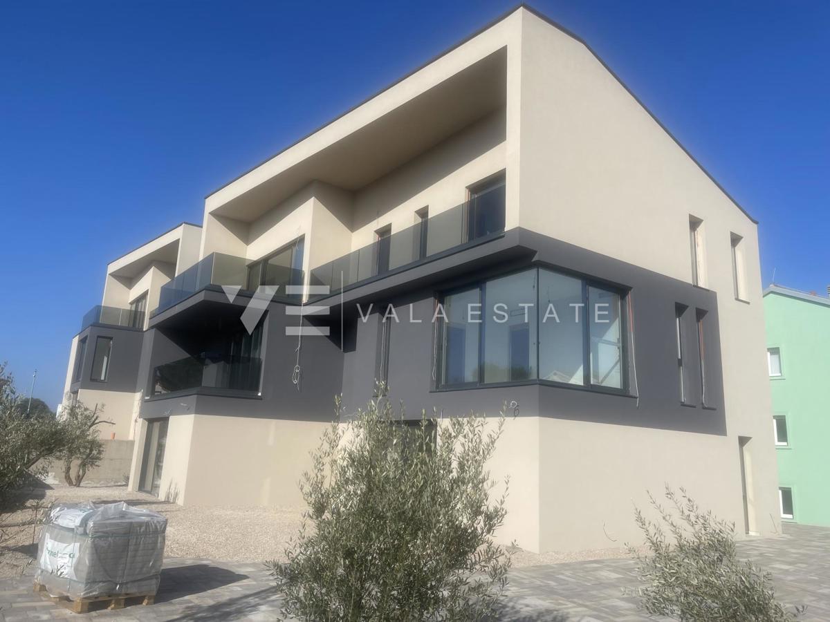 LUKSUZNI PENTHOUSE APARTMA S ČUDOVITIM POGLEDOM NA MORJE