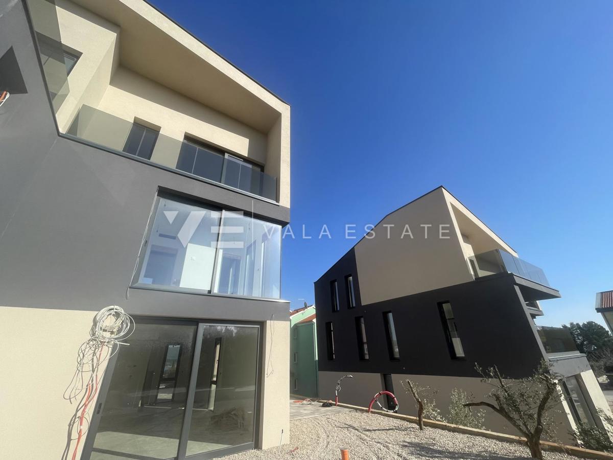 LUKSUZNI PENTHOUSE APARTMA S ČUDOVITIM POGLEDOM NA MORJE